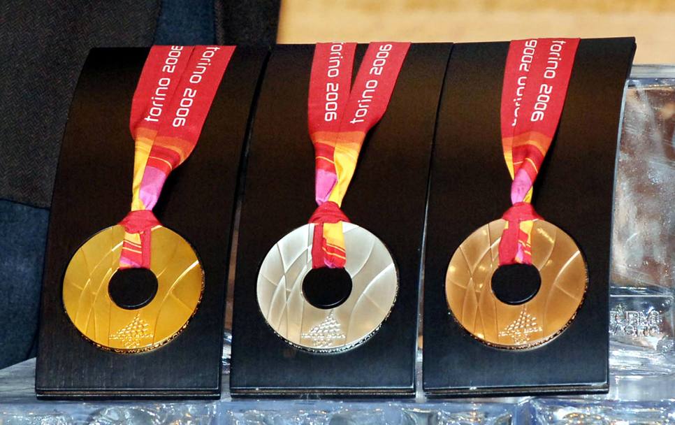 Torino 2006: la presentazione delle medaglie olimpiche dei giochi invernali del 2006 (Ansa)